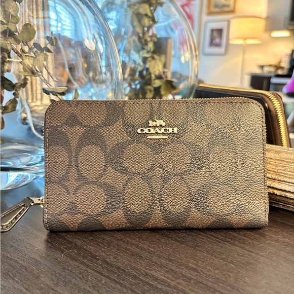 Auth., COACH Zip Wallet Brown Monogram Brown ($260 retail) - Picture 4 of 4